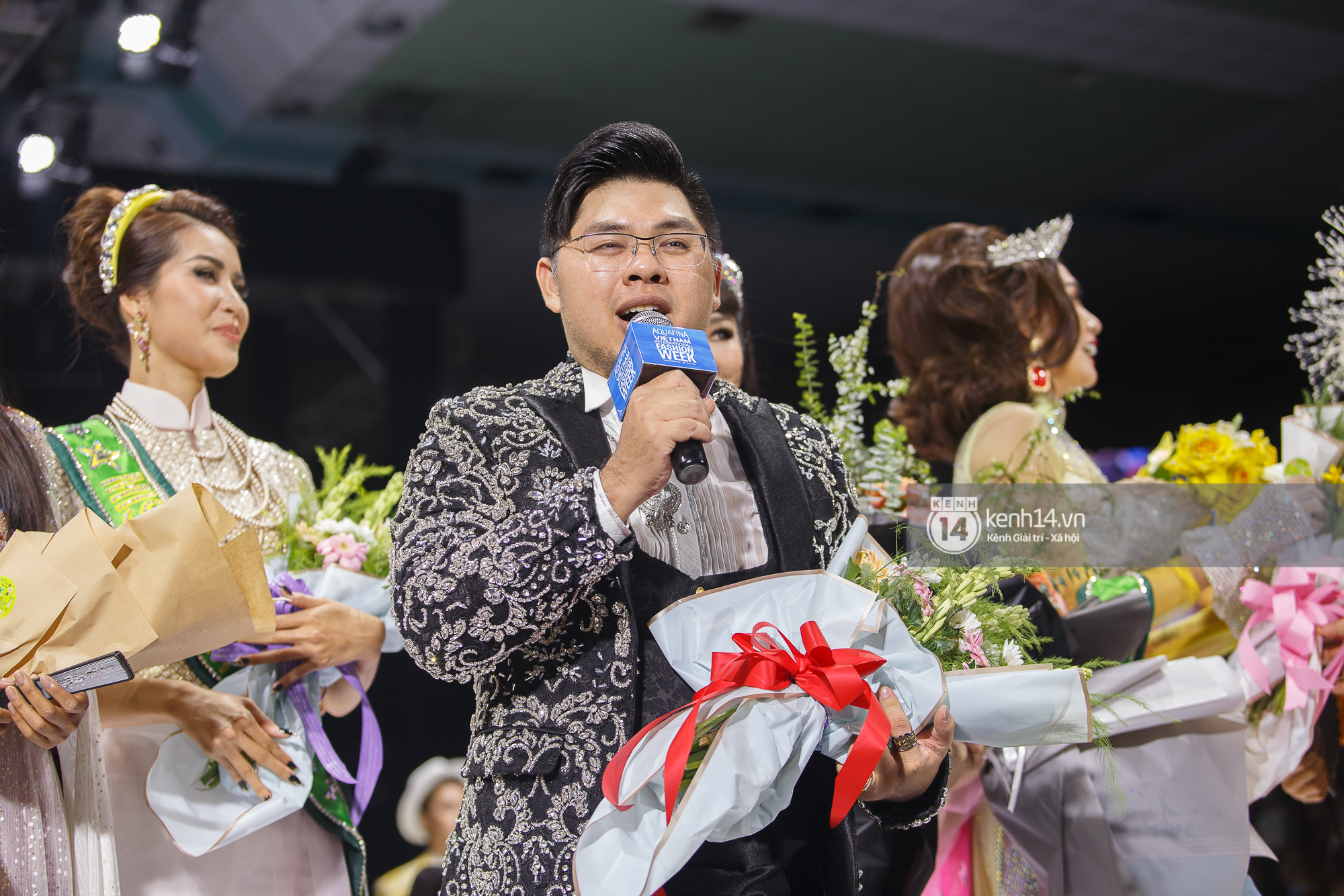 AVIFW 2020 khép lại bằng những BST của các NTK Việt đình đám: Một đêm nhiều cảm xúc với những ai được tận mắt chiêm ngưỡng - Ảnh 6. AVIFW 2020 khép lại bằng những BST của các NTK Việt đình đám: Một đêm nhiều cảm xúc với những ai được tận mắt chiêm ngưỡng - Ảnh 6.