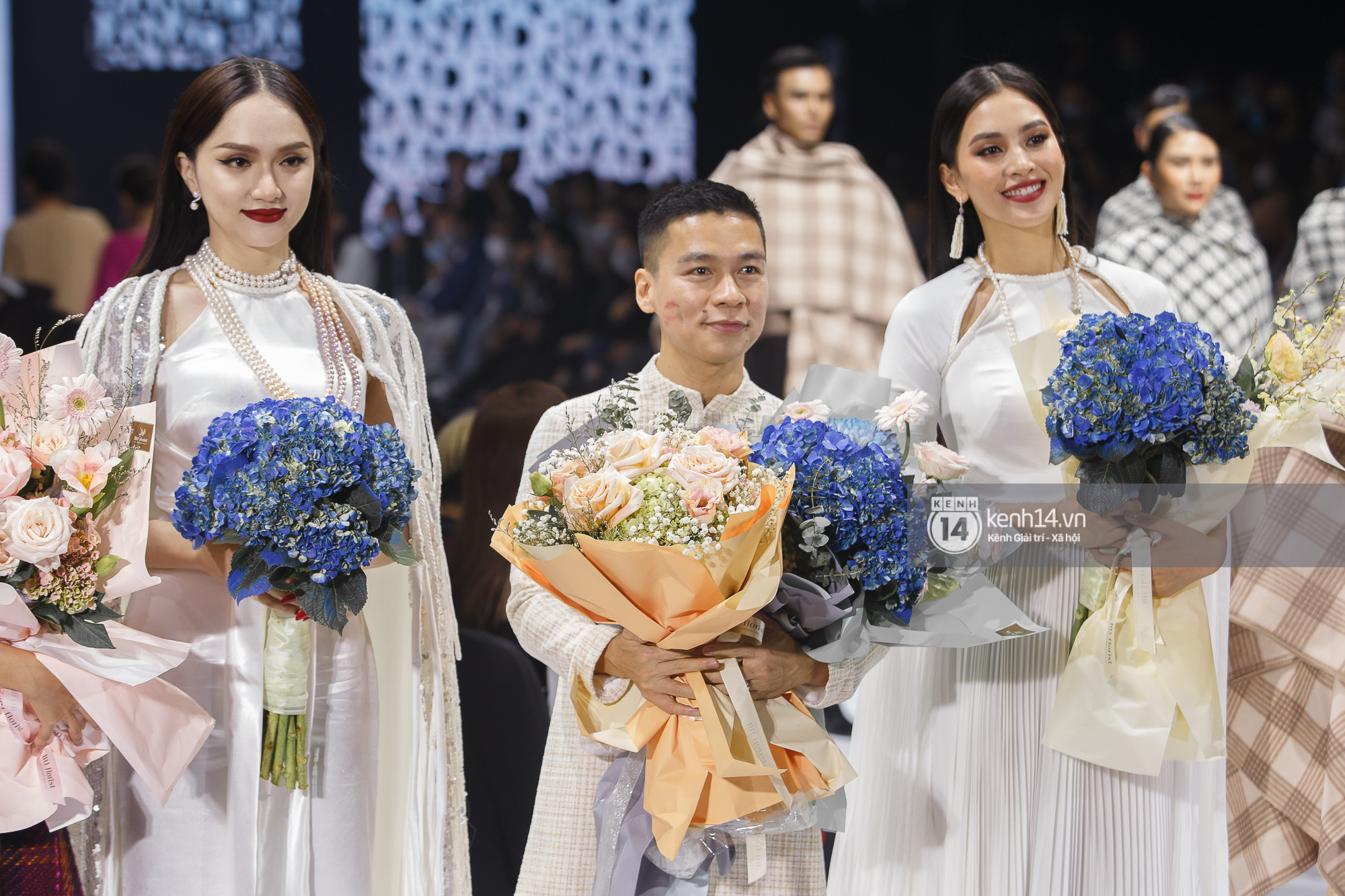 AVIFW 2020 khép lại bằng những BST của các NTK Việt đình đám: Một đêm nhiều cảm xúc với những ai được tận mắt chiêm ngưỡng - Ảnh 12. AVIFW 2020 khép lại bằng những BST của các NTK Việt đình đám: Một đêm nhiều cảm xúc với những ai được tận mắt chiêm ngưỡng - Ảnh 12.