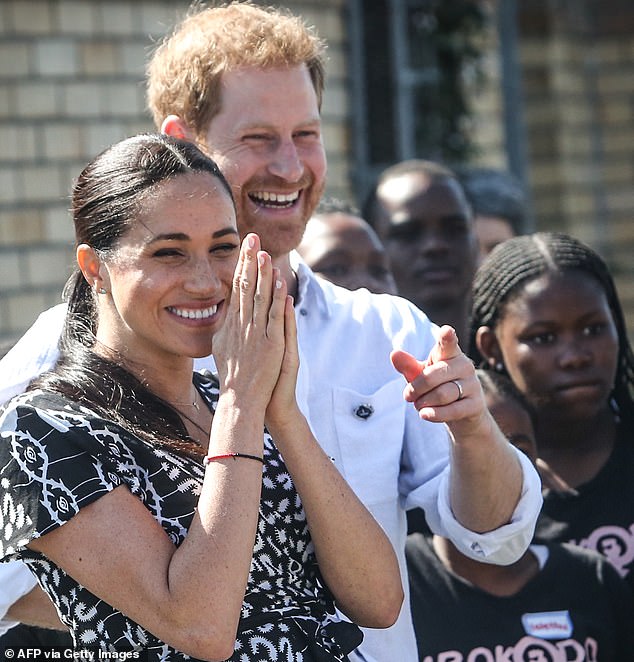 Đúng ngày vợ chồng Công nương Kate khởi hành chuyến đi đặc biệt, nhà Meghan Markle tung ra thông tin mới, ngầm tuyên bố cạnh tranh với Nữ hoàng Anh - Ảnh 2.