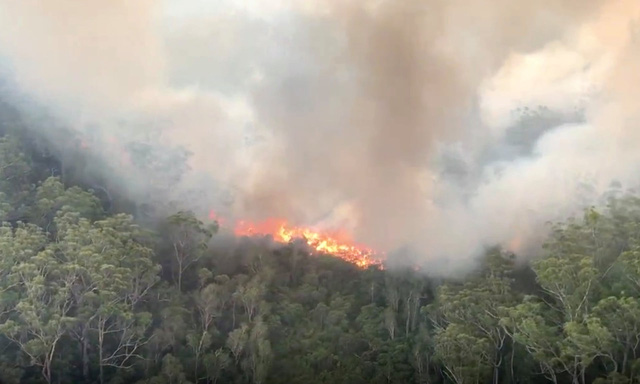 Australia: Cháy rừng bùng phát dữ dội, cư dân trên đảo di sản Fraser sơ tán khẩn cấp - Ảnh 2.