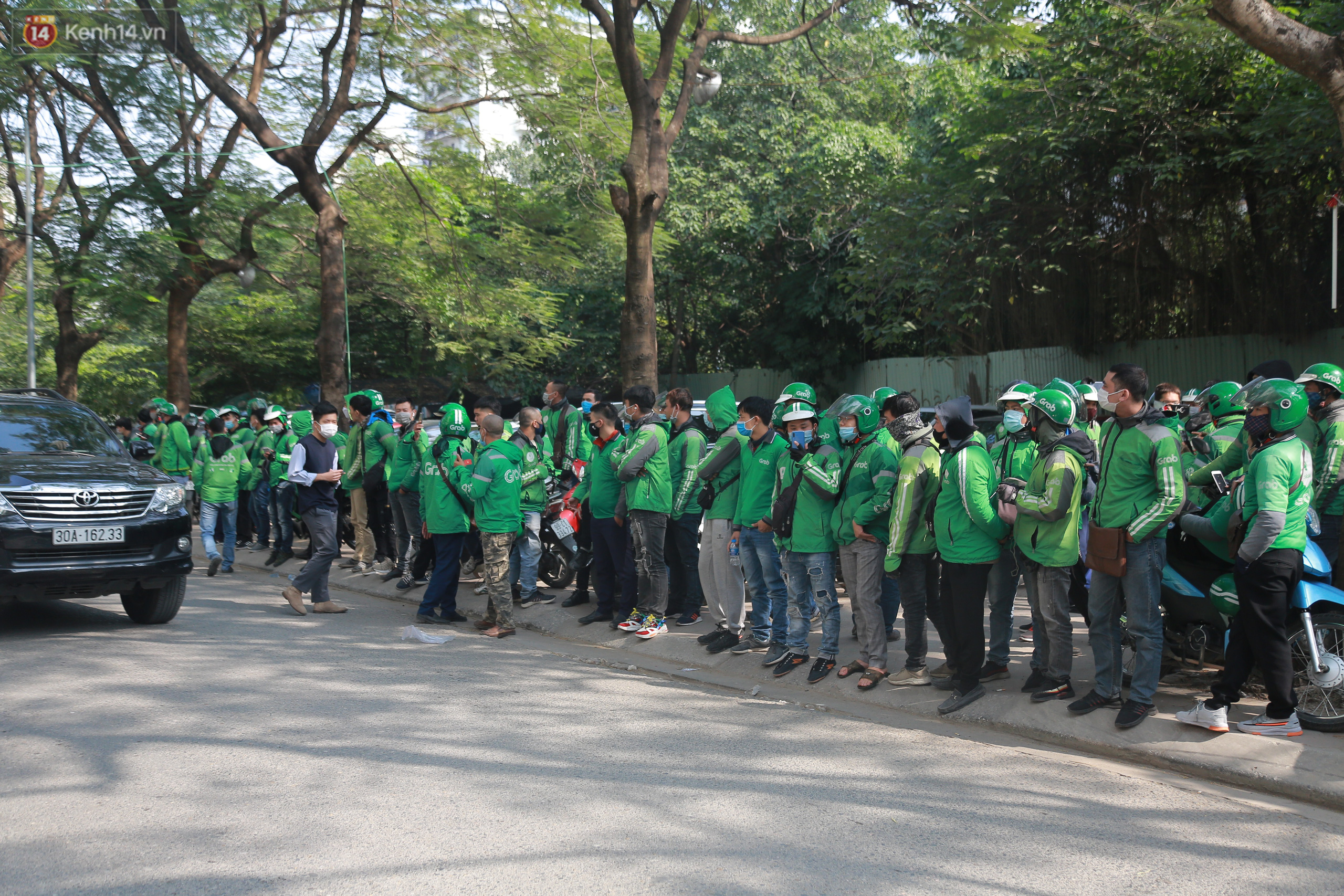 Hanoi: Hundreds of drivers turn off the app and focus on protesting Grab's price hike - Photo 1.