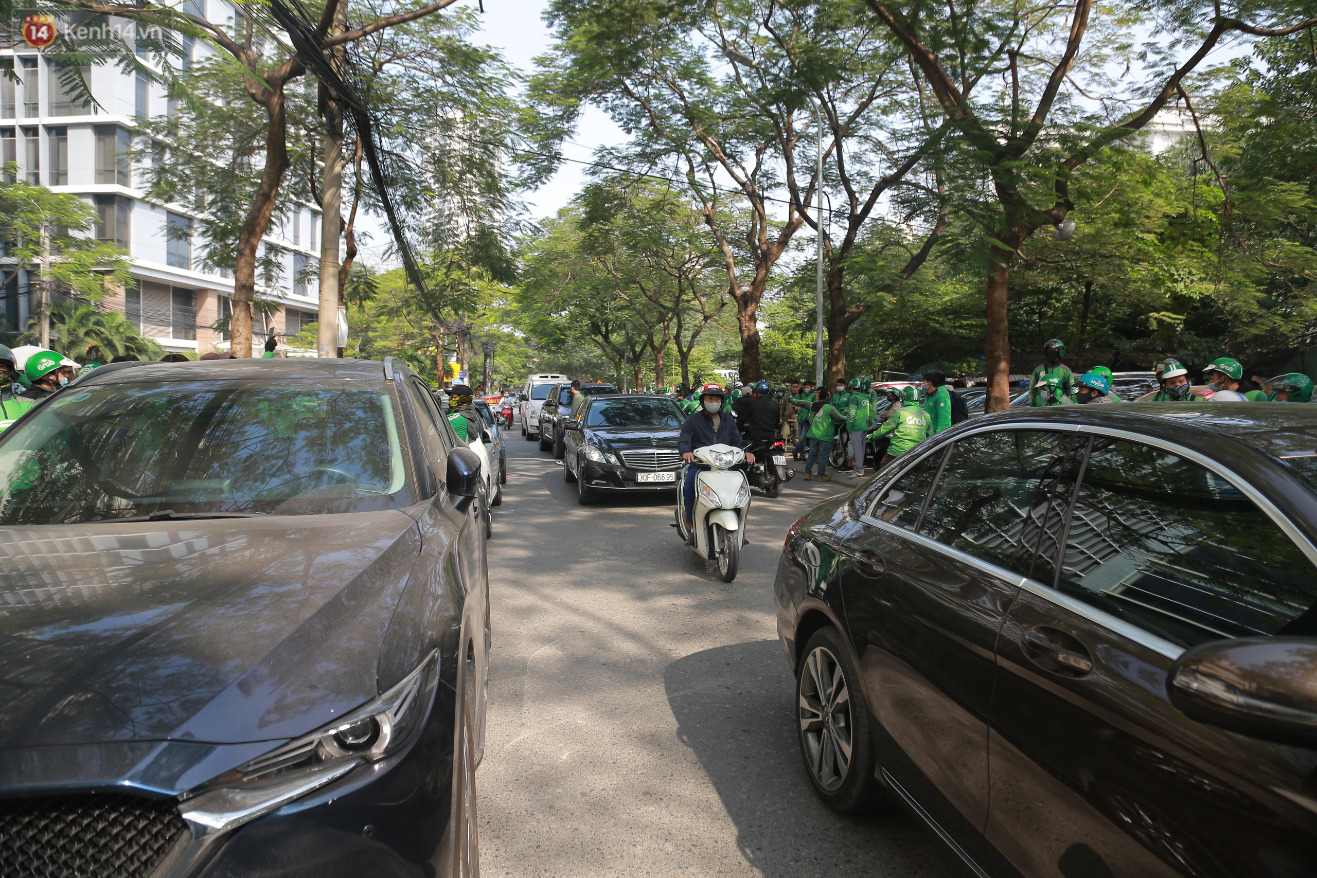 Hanoi: Hundreds of drivers turn off the app and focus on protesting Grab's price hike - Photo 3.