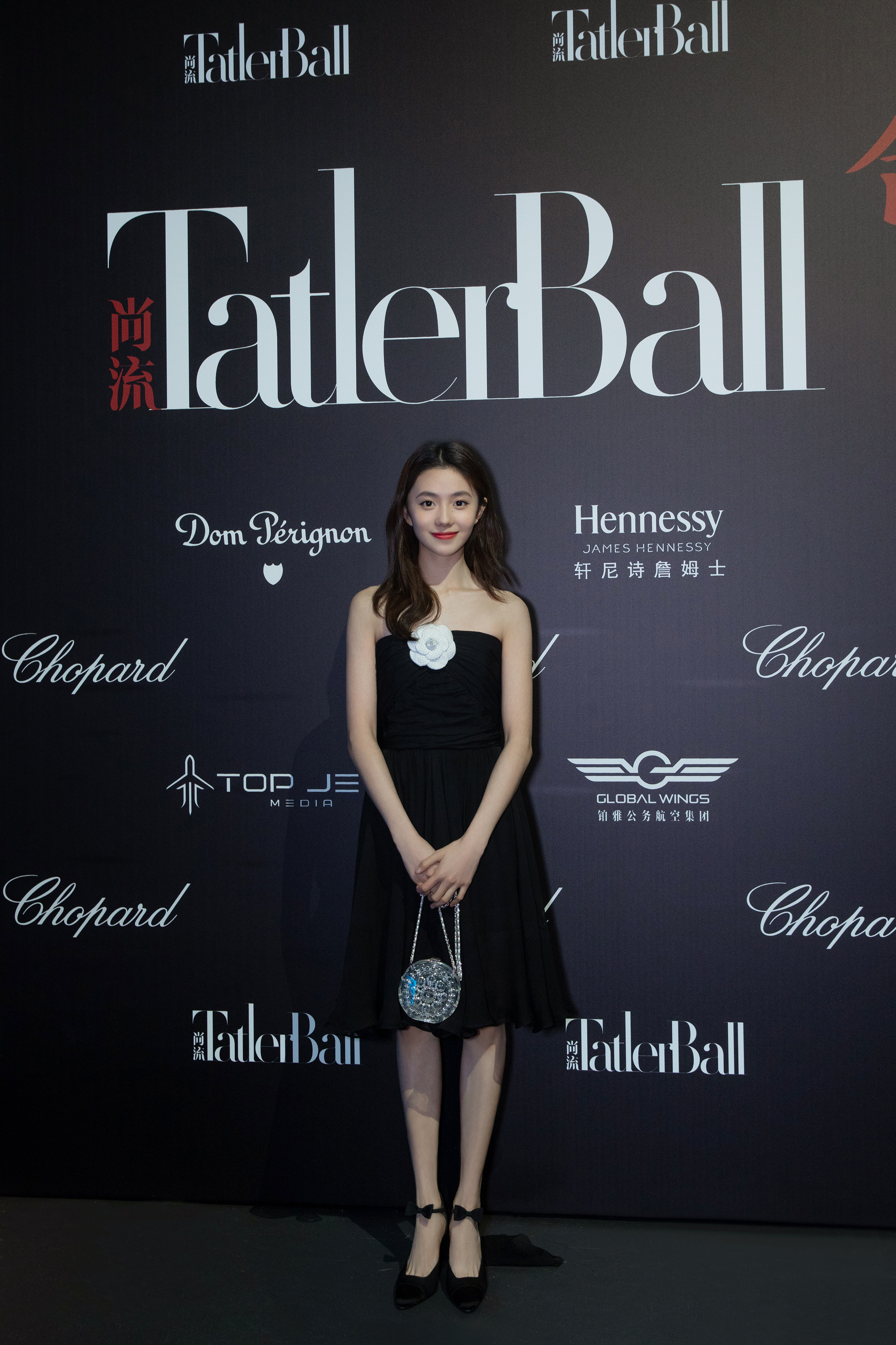Jennie đụng váy với Mưu nữ lang 2K: Đại sứ Chanel sang chảnh lấn át, Lưu Hạo Tồn bị ví như hot girl mạng - Ảnh 2. Jennie đụng váy với Mưu nữ lang 2K: Đại sứ Chanel sang chảnh lấn át, Lưu Hạo Tồn bị ví như hot girl mạng - Ảnh 2.