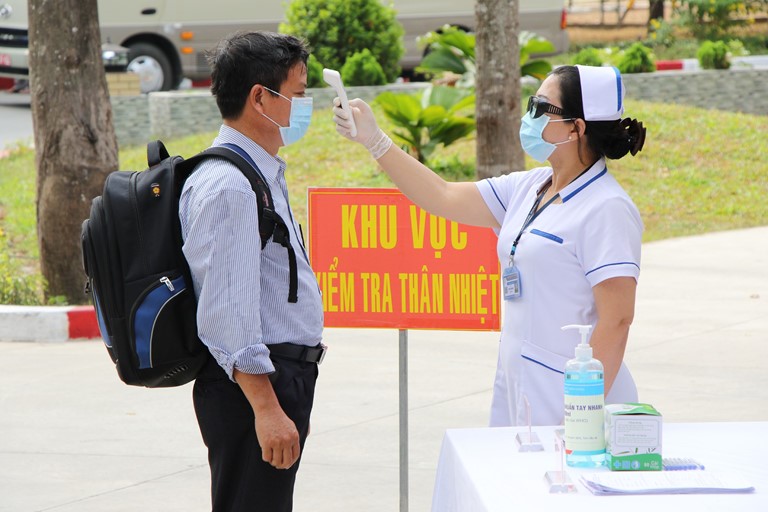 Quang Binh found 25 passengers sharing a passenger car with a SARS-CoV-2 re-positive patient - Photo 1.