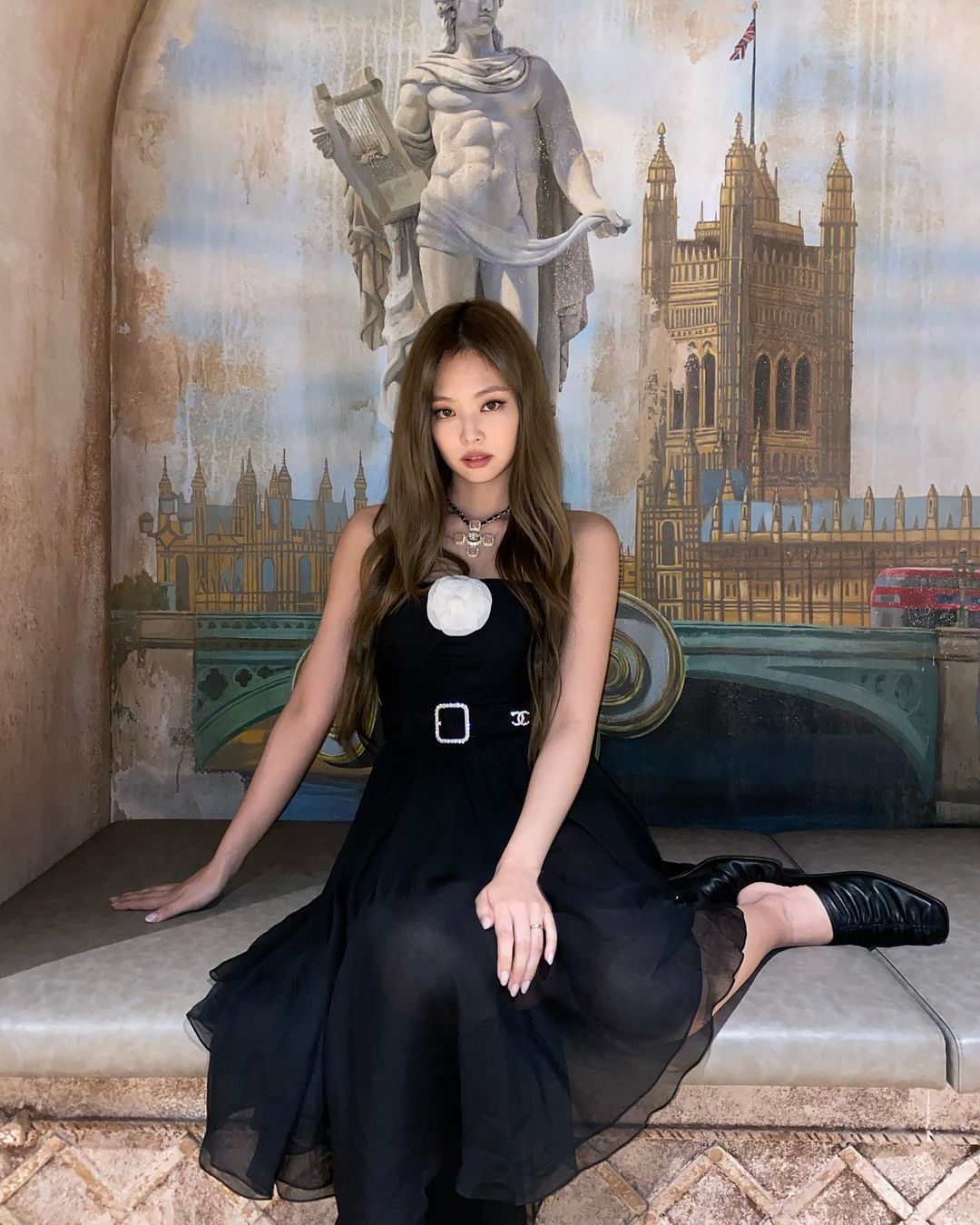 Jennie đụng váy với Mưu nữ lang 2K: Đại sứ Chanel sang chảnh lấn át, Lưu Hạo Tồn bị ví như hot girl mạng - Ảnh 4. Jennie đụng váy với Mưu nữ lang 2K: Đại sứ Chanel sang chảnh lấn át, Lưu Hạo Tồn bị ví như hot girl mạng - Ảnh 4.