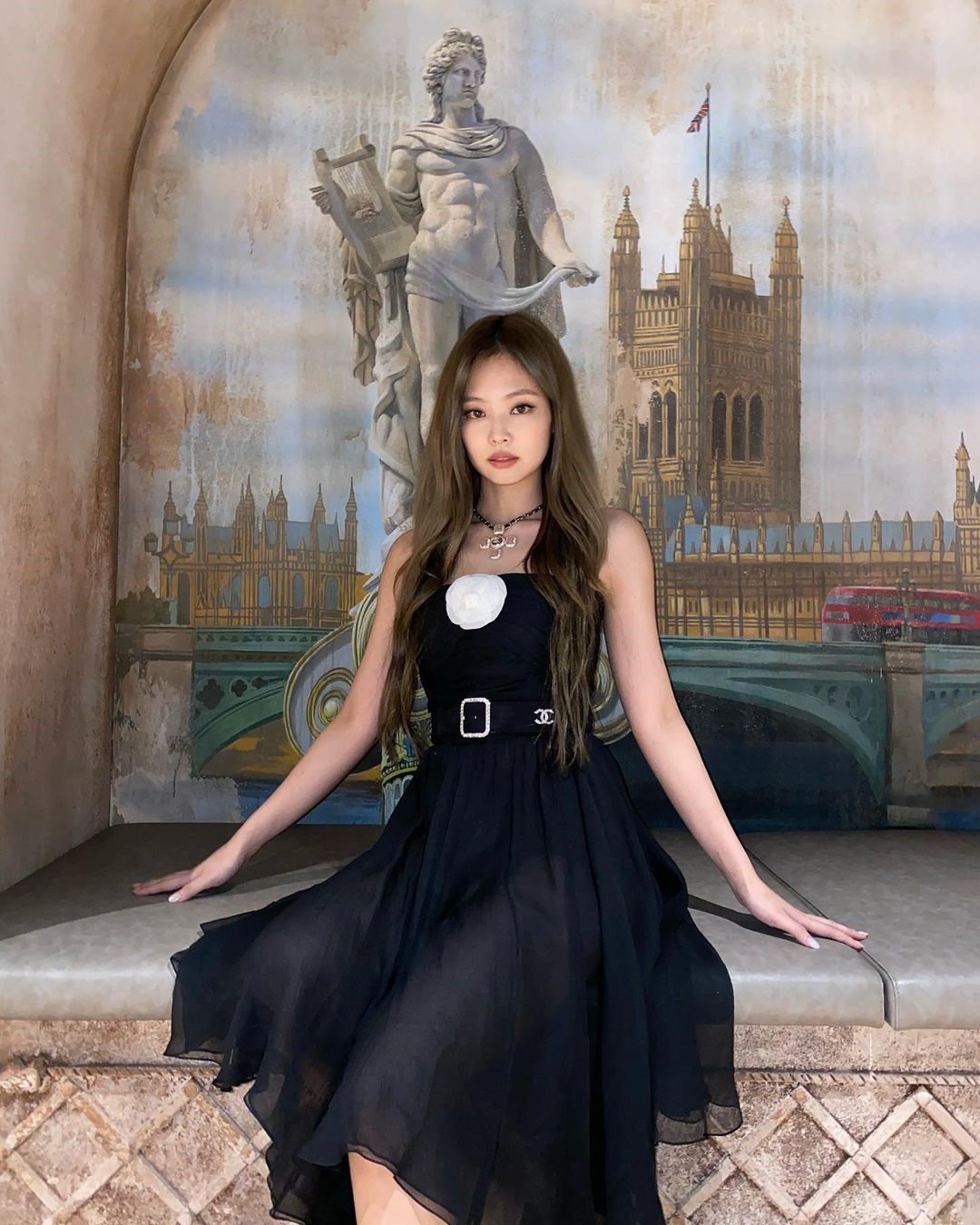 Jennie đụng váy với Mưu nữ lang 2K: Đại sứ Chanel sang chảnh lấn át, Lưu Hạo Tồn bị ví như hot girl mạng - Ảnh 5. Jennie đụng váy với Mưu nữ lang 2K: Đại sứ Chanel sang chảnh lấn át, Lưu Hạo Tồn bị ví như hot girl mạng - Ảnh 5.