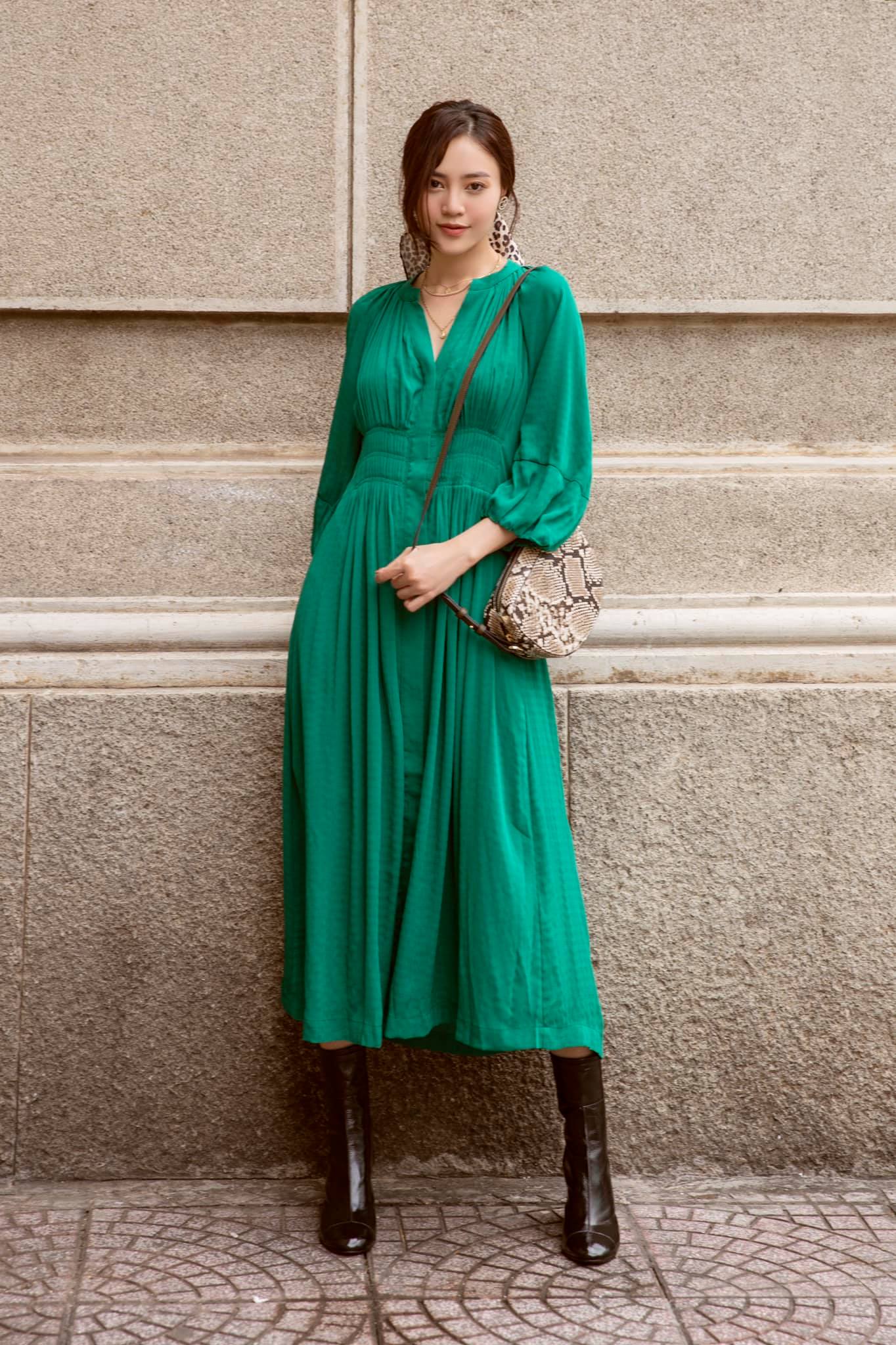 Instagram look của sao Việt tuần qua: Ngọc Trinh, Khánh Linh mix đồ bơi với giày chất chơi, riêng Lan Ngọc kín bưng dạo phố - Ảnh 3. Instagram look của sao Việt tuần qua: Ngọc Trinh, Khánh Linh mix đồ bơi với giày chất chơi, riêng Lan Ngọc kín bưng dạo phố - Ảnh 3.