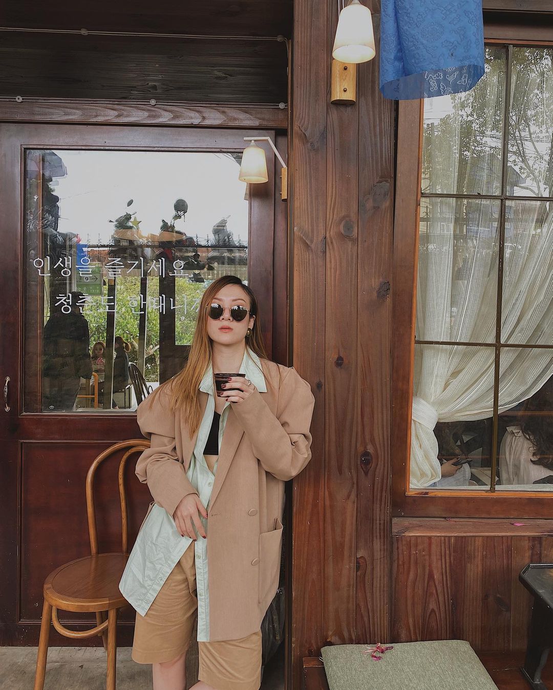 Instagram look của sao Việt tuần qua: Ngọc Trinh, Khánh Linh mix đồ bơi với giày chất chơi, riêng Lan Ngọc kín bưng dạo phố - Ảnh 9. Instagram look của sao Việt tuần qua: Ngọc Trinh, Khánh Linh mix đồ bơi với giày chất chơi, riêng Lan Ngọc kín bưng dạo phố - Ảnh 9.