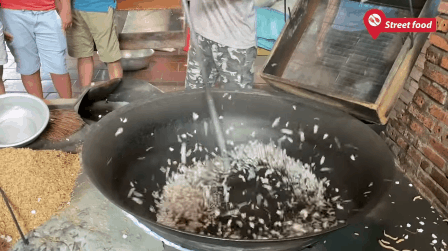 Người đ&agrave;n &ocirc;ng bỏ b&aacute;nh v&agrave;o chảo c&aacute;t đảo qua loa l&agrave; tất cả ch&iacute;n gi&ograve;n: Thật sự c&oacute; c&aacute;ch chi&ecirc;n đồ ăn bằng c&aacute;t sao? - Ảnh 4.
