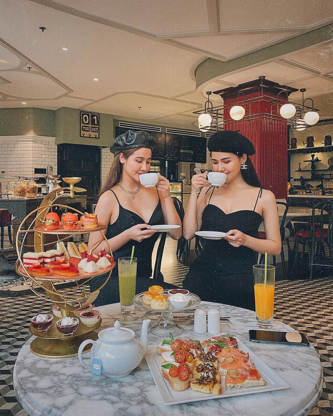 Instagram look của sao Việt tuần qua: Ngọc Trinh, Khánh Linh mix đồ bơi với giày chất chơi, riêng Lan Ngọc kín bưng dạo phố - Ảnh 14. Instagram look của sao Việt tuần qua: Ngọc Trinh, Khánh Linh mix đồ bơi với giày chất chơi, riêng Lan Ngọc kín bưng dạo phố - Ảnh 14.