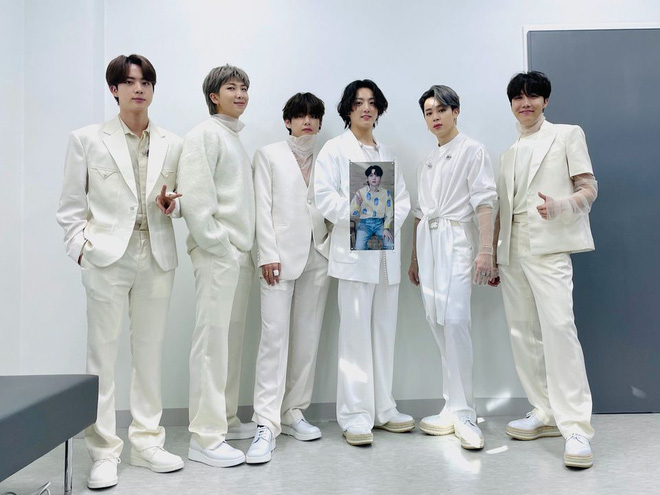 Teamwork của BTS mãi đỉnh: Đầu tư công nghệ thực tế ảo để Suga diễn cùng, đem banner theo muôn nơi chụp ảnh để luôn đủ đội hình 7 người - Ảnh 6.