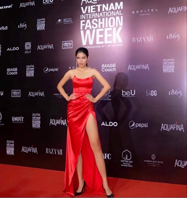 Designer Do Long urgently accused the guest of not wearing the wrong dress code, blatantly taking the spot at VIFW, it turned out to be the contestant Miss Vietnam Miss Universe - Photo 4.