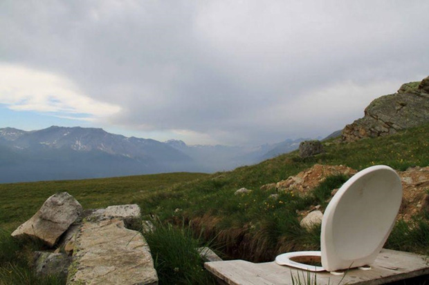 Những nhà vệ sinh có view đẹp nhất thế giới, nhìn qua cứ ngỡ chỗ để chill hay check-in cực sang xịn mịn - Ảnh 11.