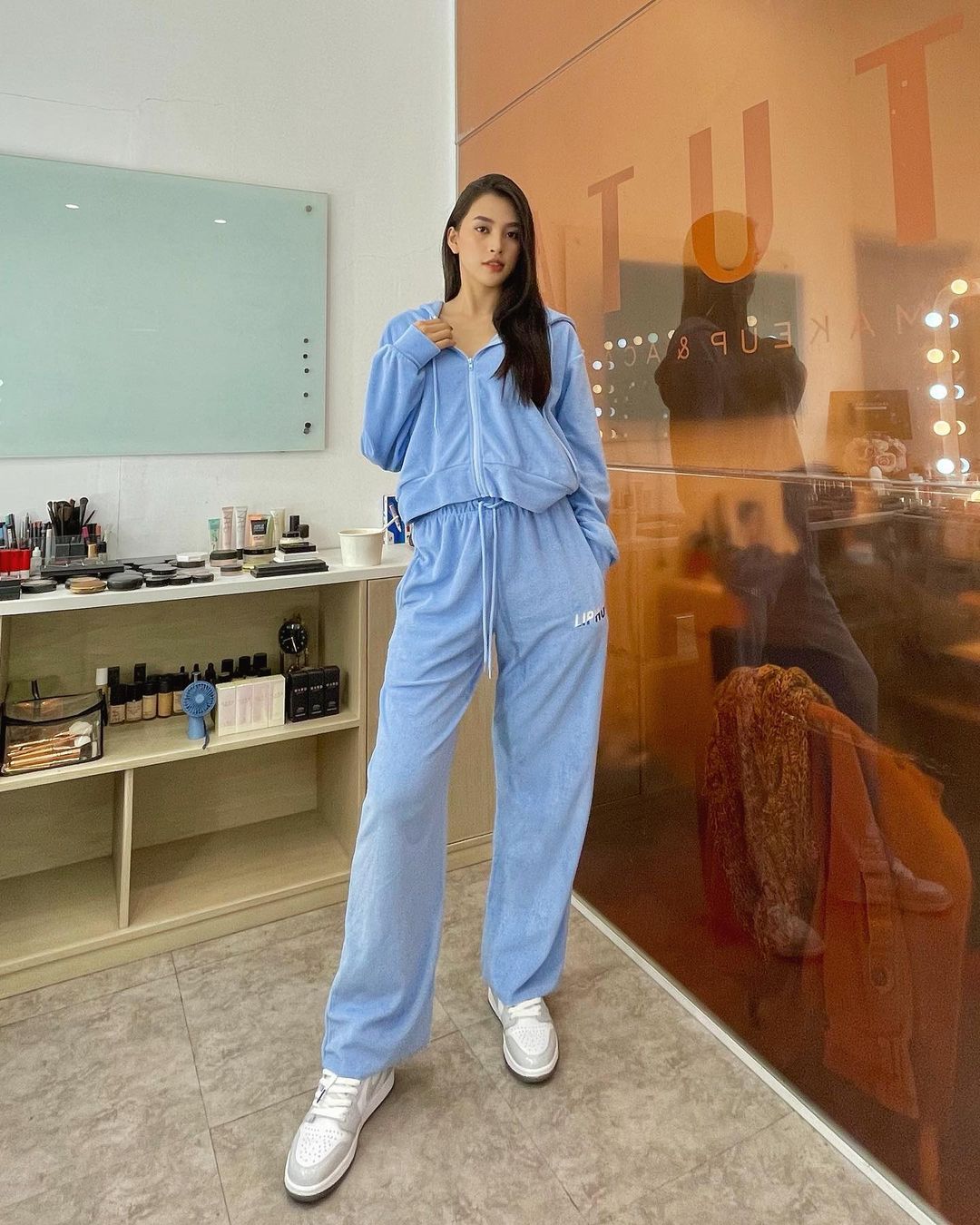Instagram look của sao Việt tuần qua: Ngọc Trinh, Khánh Linh mix đồ bơi với giày chất chơi, riêng Lan Ngọc kín bưng dạo phố - Ảnh 4. Instagram look của sao Việt tuần qua: Ngọc Trinh, Khánh Linh mix đồ bơi với giày chất chơi, riêng Lan Ngọc kín bưng dạo phố - Ảnh 4.