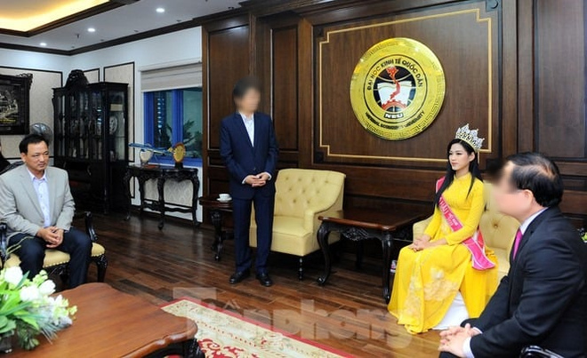 Miss Do Ha was blamed for sitting down when the teacher made a report: What did the National School of Economics say?  Photo 1.