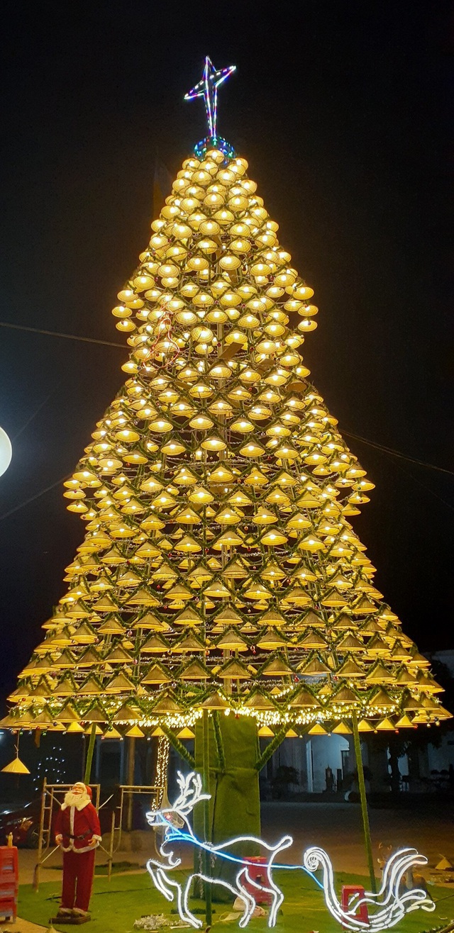 Nghệ An: Độc đáo cây thông Noel làm từ hơn 1.000 chiếc nón lá - Ảnh 6.