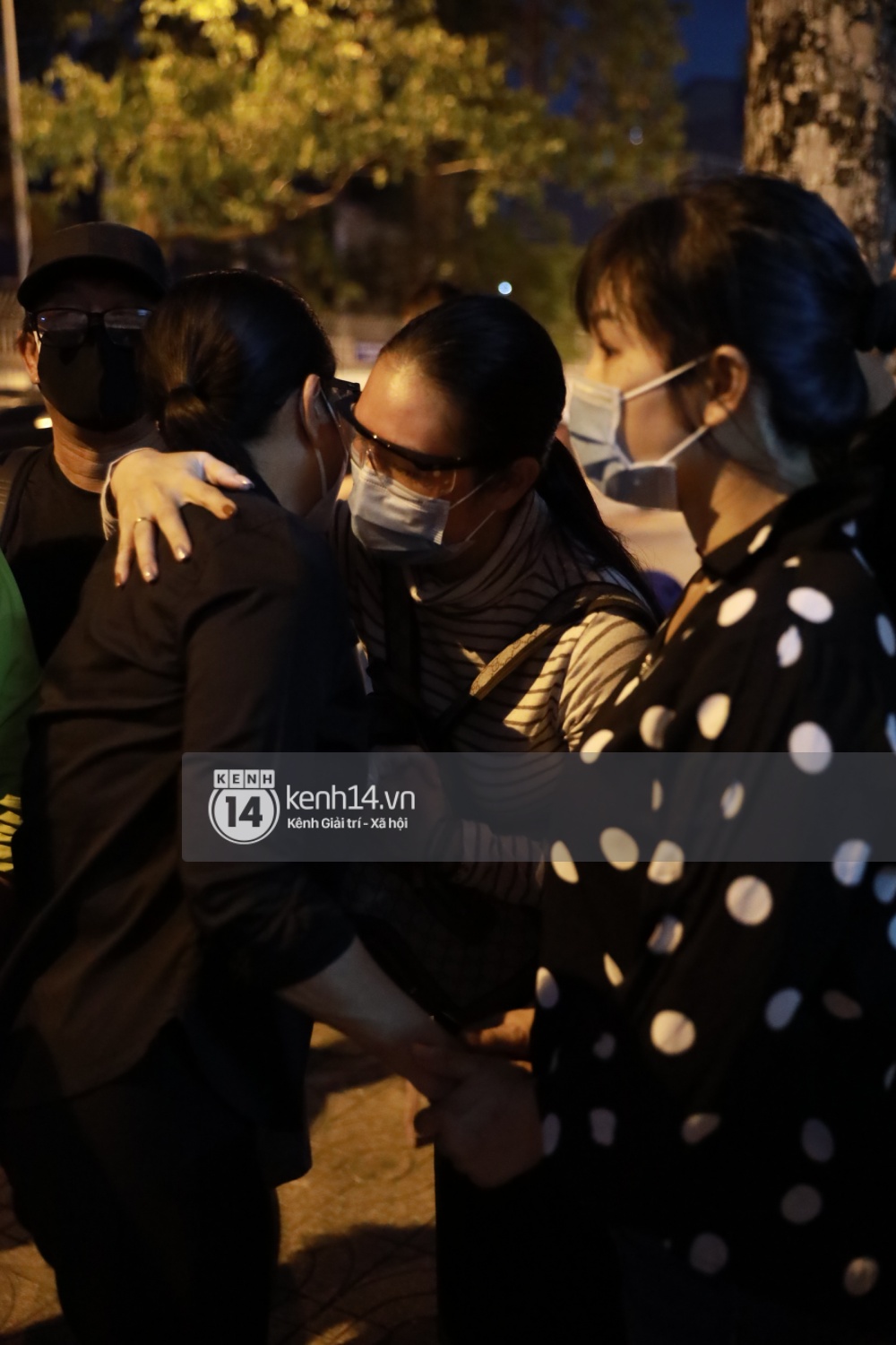 Update: Artist Chi Tai was taken to the funeral home, the Tran Thanh couple and many other artists shed tears because they were too compassionate.  Photo 15.