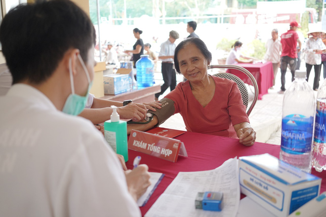 Khi lũ đi qua và nụ cười trở lại: Miền Trung chiến thắng nghịch cảnh bằng “vũ khí tinh thần đáng khâm phục - Ảnh 2.