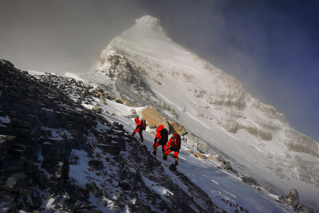 Ngọn núi cao nhất thế giới Everest đạt độ cao mới - Ảnh 2.