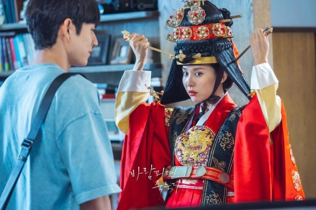 “Nữ hoàng cảnh nóng” Jo Yeo Jeong diện đồ Hoàng hậu ở Lừa Em, Cưng Tiêu Rồi!, lại nghĩ ra trò gì tra tấn chồng chăng? - Ảnh 2.