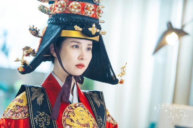 “Nữ hoàng cảnh nóng” Jo Yeo Jeong diện đồ Hoàng hậu ở Lừa Em, Cưng Tiêu Rồi!, lại nghĩ ra trò gì tra tấn chồng chăng? - Ảnh 1.