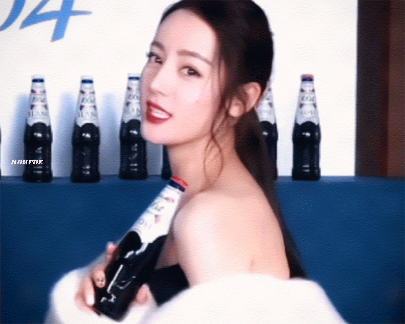 Được MC khen xinh, ai ngờ Địch Lệ Nhiệt Ba c&oacute; m&agrave;n phản ph&aacute;o cực ngầu g&acirc;y b&atilde;o Weibo - Ảnh 10.