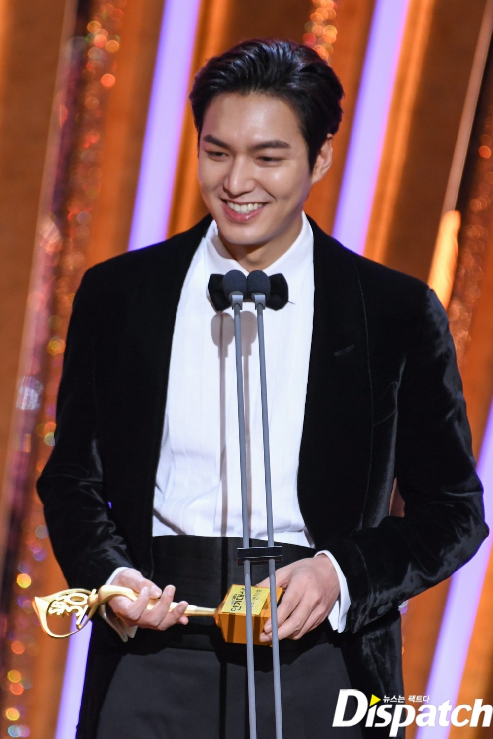 Lee Min Ho bảnh bao đi dự SBS Drama Awards 2020 nhưng lại lộ dấu hiệu lão hóa, khiến dân mạng tranh cãi dữ dội - Ảnh 3. Lee Min Ho bảnh bao đi dự SBS Drama Awards 2020 nhưng lại lộ dấu hiệu lão hóa, khiến dân mạng tranh cãi dữ dội - Ảnh 3.