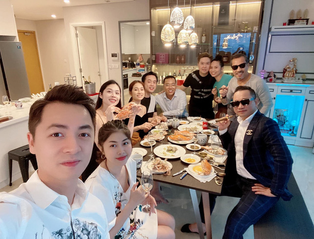 Căn hộ của L&ecirc; Hiếu với g&oacute;c view 2 mặt s&ocirc;ng đắt gi&aacute; nhất S&agrave;i G&ograve;n, MC Nguy&ecirc;n Khang đến thăm nh&agrave; v&agrave; thốt l&ecirc;n một c&acirc;u ngỡ ng&agrave;ng - Ảnh 1.