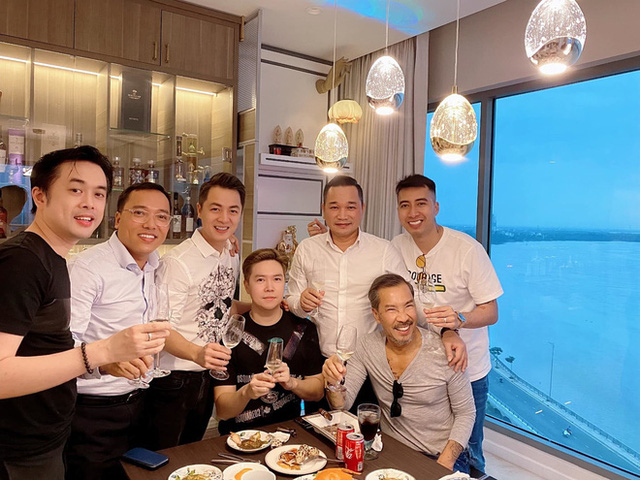 Căn hộ của L&ecirc; Hiếu với g&oacute;c view 2 mặt s&ocirc;ng đắt gi&aacute; nhất S&agrave;i G&ograve;n, MC Nguy&ecirc;n Khang đến thăm nh&agrave; v&agrave; thốt l&ecirc;n một c&acirc;u ngỡ ng&agrave;ng - Ảnh 3.