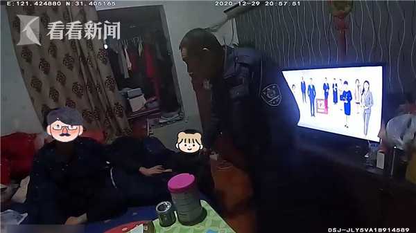 Bé gái lang thang giữa phố thị sầm uất cuối năm, đằng sau đó là câu chuyện ấm lòng của đứa bé sống xa bố mẹ lâu ngày - Ảnh 3.