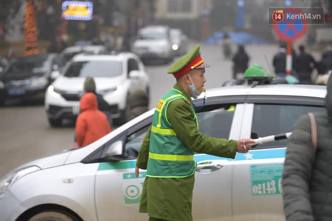 Sa Pa chìm trong sương mù và lạnh giá 3 độ C, khách du lịch ùn ùn đổ về vui chơi trong ngày đầu năm - Ảnh 7.