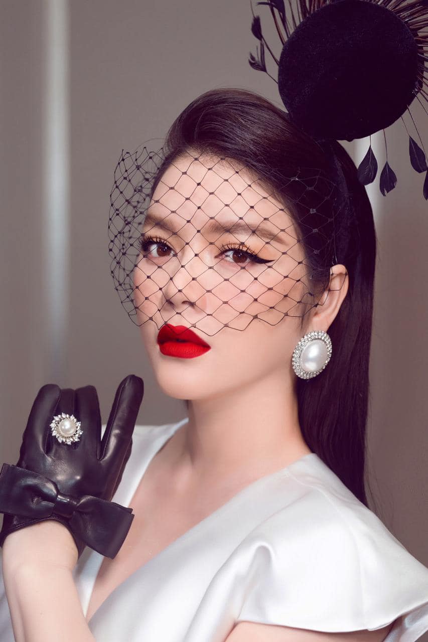 Lệ Quyên đọ sắc bên Lý Nhã Kỳ trong bức ảnh toả ra mùi tiền: Người kim cương nặng cổ, kẻ buồn mang hột xoàn ra đếm - Ảnh 5. Lệ Quyên đọ sắc bên Lý Nhã Kỳ trong bức ảnh toả ra mùi tiền: Người kim cương nặng cổ, kẻ buồn mang hột xoàn ra đếm - Ảnh 5.