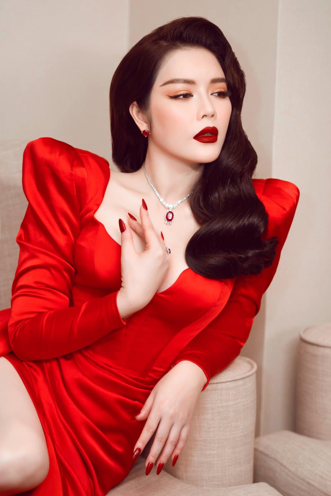 Lệ Quyên đọ sắc bên Lý Nhã Kỳ trong bức ảnh toả ra mùi tiền: Người kim cương nặng cổ, kẻ buồn mang hột xoàn ra đếm - Ảnh 4. Lệ Quyên đọ sắc bên Lý Nhã Kỳ trong bức ảnh toả ra mùi tiền: Người kim cương nặng cổ, kẻ buồn mang hột xoàn ra đếm - Ảnh 4.