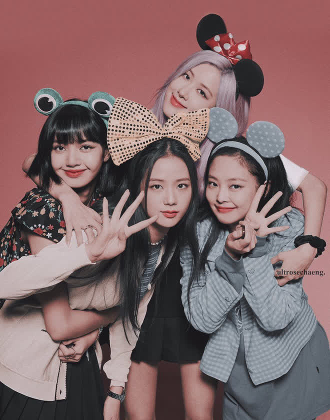 SM Entertainment - tổ chức sản xuất âm nhạc số 1 tại Hàn Quốc, đã đào tạo ra những cô gái gây tiếng vang lớn như BLACKPINK. Những ai yêu thích girlgroup sẽ không muốn bỏ lỡ bức hình này, khi Lilly và các thành viên khác trình diễn những ca khúc dễ thương và sôi động đầy tham vọng trên sân khấu.