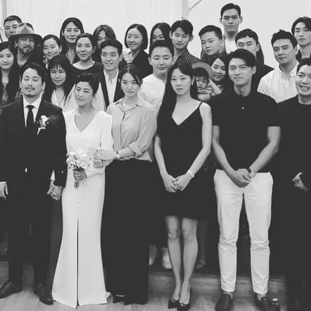 Sốt xình xịch ảnh Hyun Bin đi đám cưới: Bảnh bao chấp cam thường, cả dàn khách mời nữ biến thành hậu cung vây quanh - Ảnh 7.