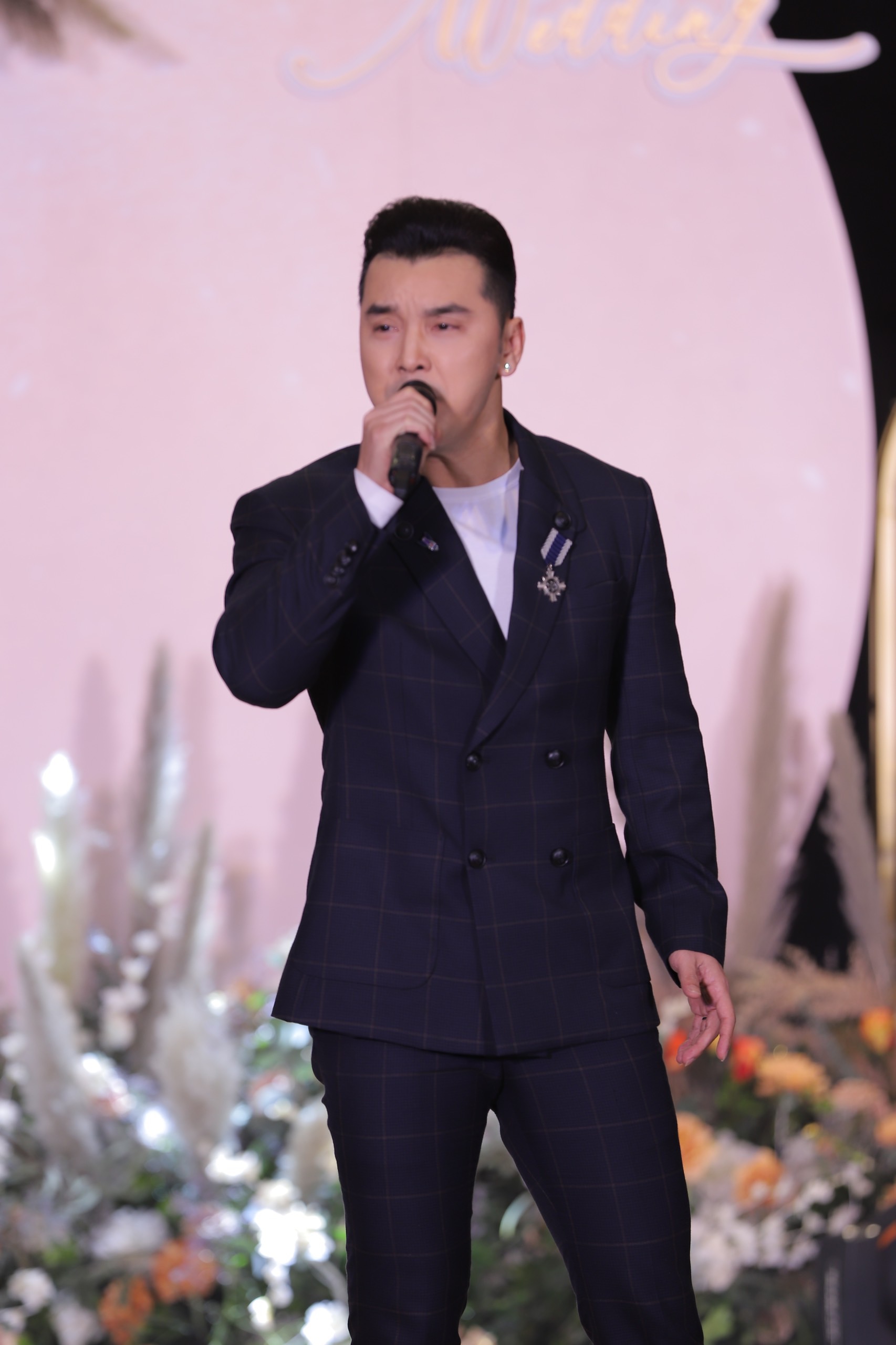 The all-star cast enthusiastically attended Tien Dung's wedding in Hanoi: Ung Hoang Phuc - Chi Dan in a stylish vest, extremely handsome outfit!  - Photo 2.