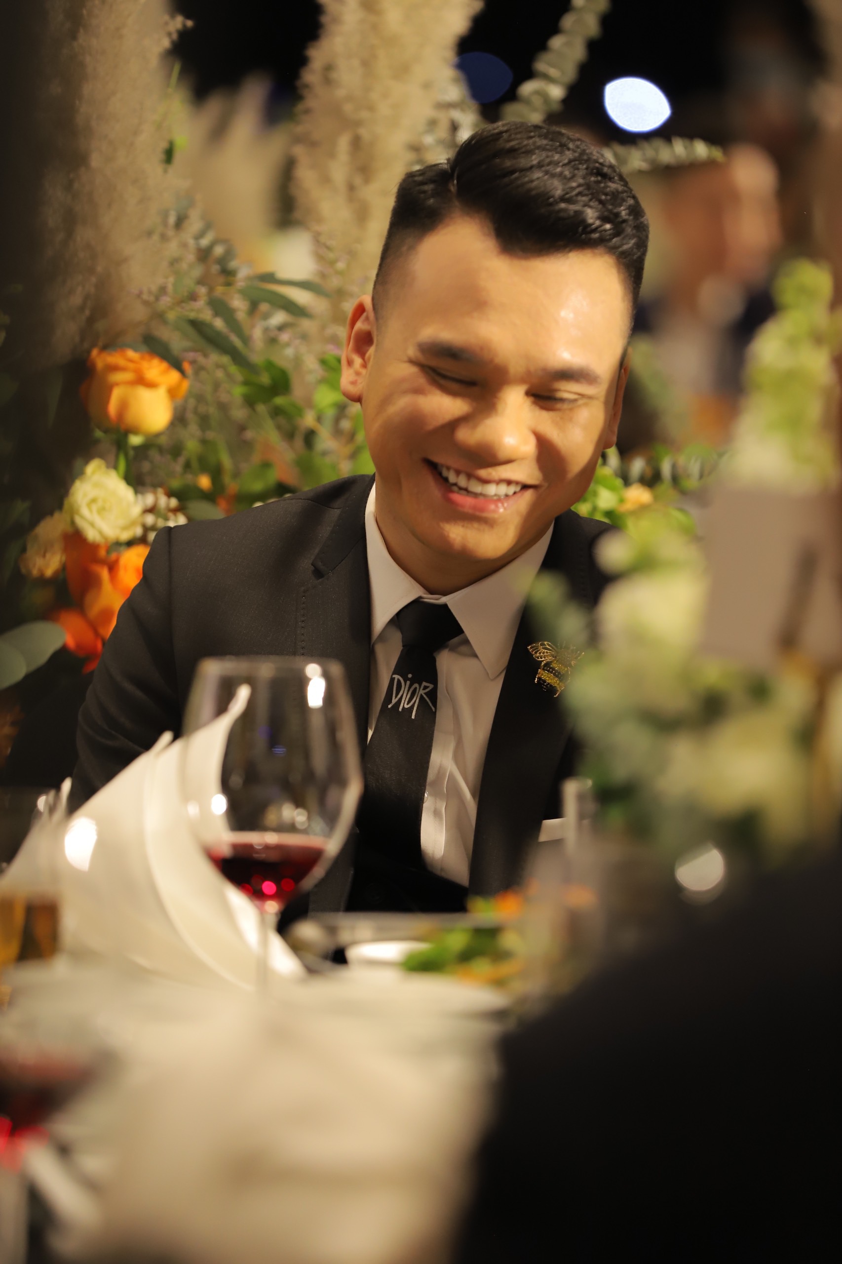 The all-star cast enthusiastically attended Tien Dung's wedding in Hanoi: Ung Hoang Phuc - Chi Dan in a stylish vest, extremely handsome outfit!  Photo 5.