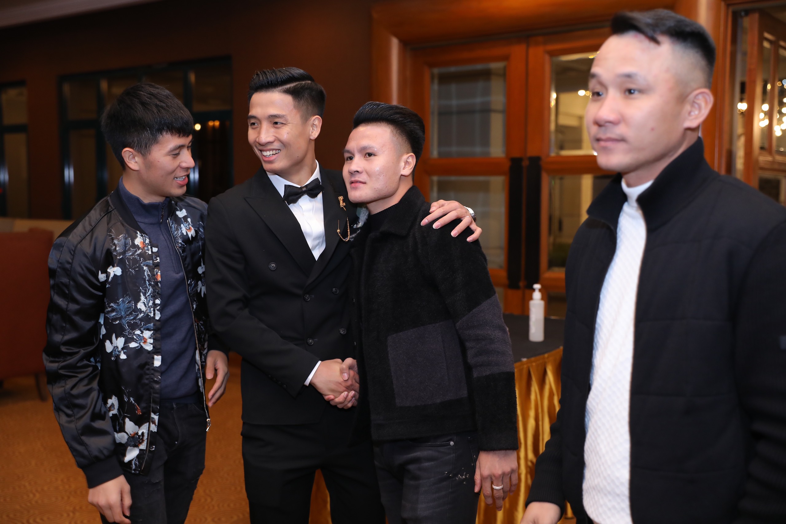 The all-star cast enthusiastically attended Tien Dung's wedding in Hanoi: Ung Hoang Phuc - Chi Dan in a stylish vest, extremely handsome outfit!  Photo 9.