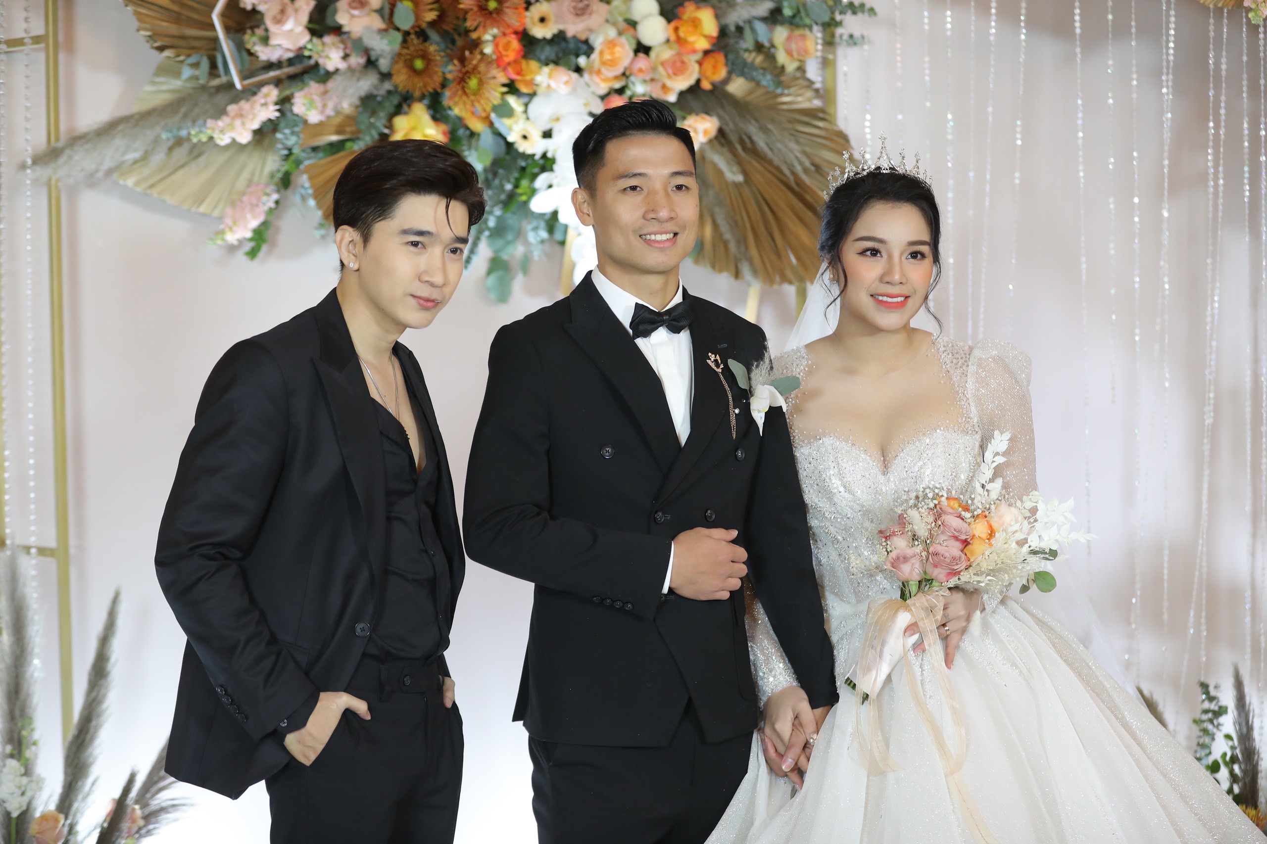 The all-star cast enthusiastically attended Tien Dung's wedding in Hanoi: Ung Hoang Phuc - Chi Dan in a stylish vest, extremely handsome outfit!  Photo 3.