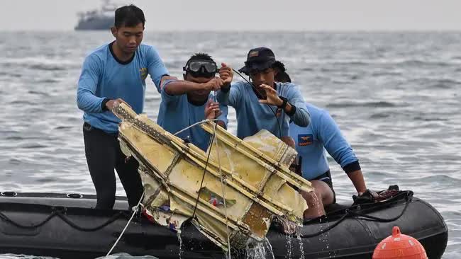 Tiếng nổ xé ngang bầu trời Indonesia: Tuổi thọ máy bay có phải thủ phạm chính trong tai nạn thảm khốc? - Ảnh 3.