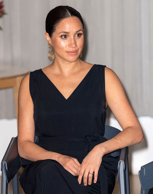 Công nương Kate đăng ảnh mới mừng sinh nhật đầy rạng rỡ, vợ chồng Meghan Markle buộc phải ngưng dùng mạng xã hội vì bị chế giễu - Ảnh 4.