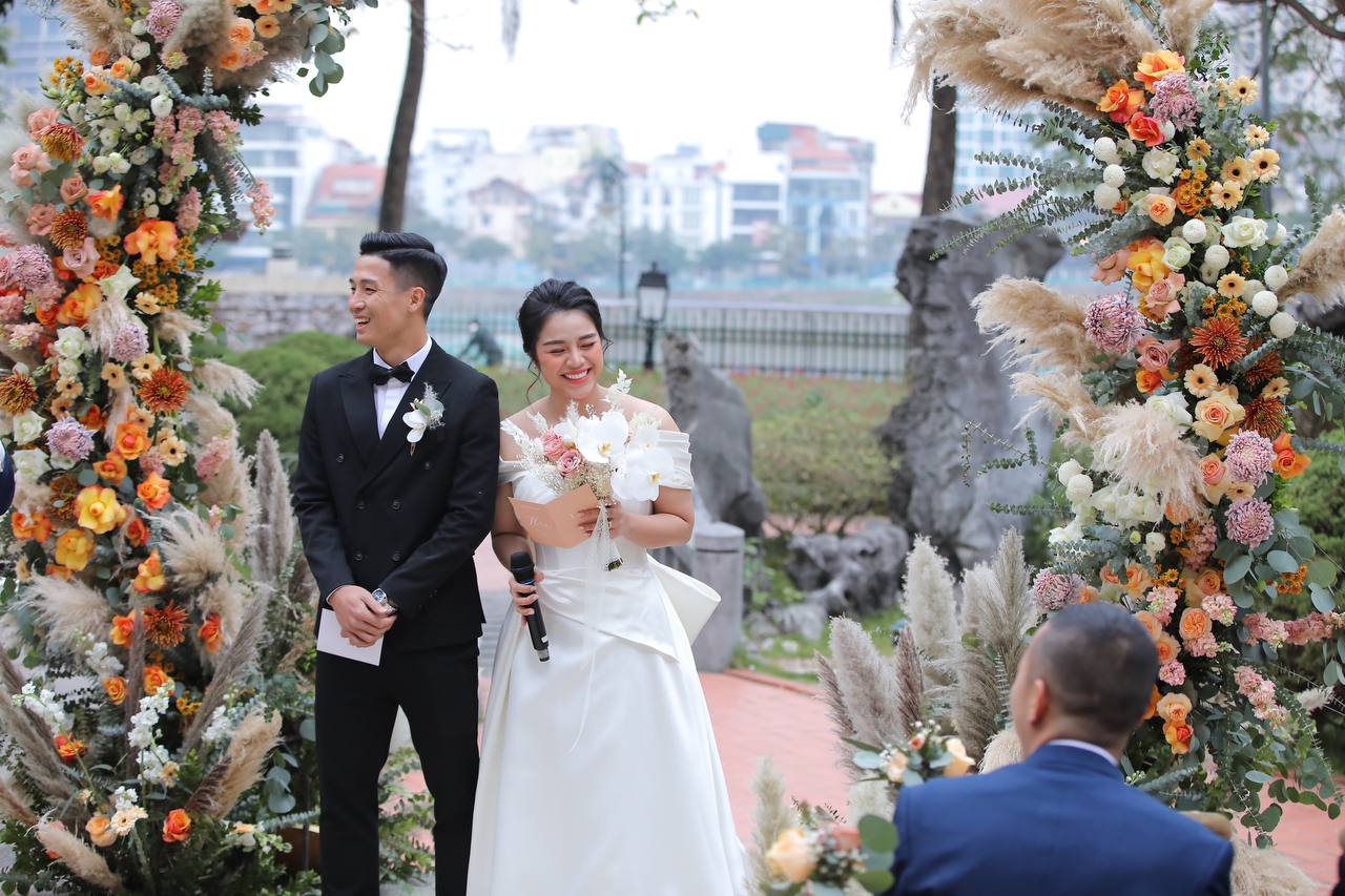 The all-star cast enthusiastically attended Tien Dung's wedding in Hanoi: Ung Hoang Phuc - Chi Dan in a stylish vest, extremely handsome outfit!  Photo 13.