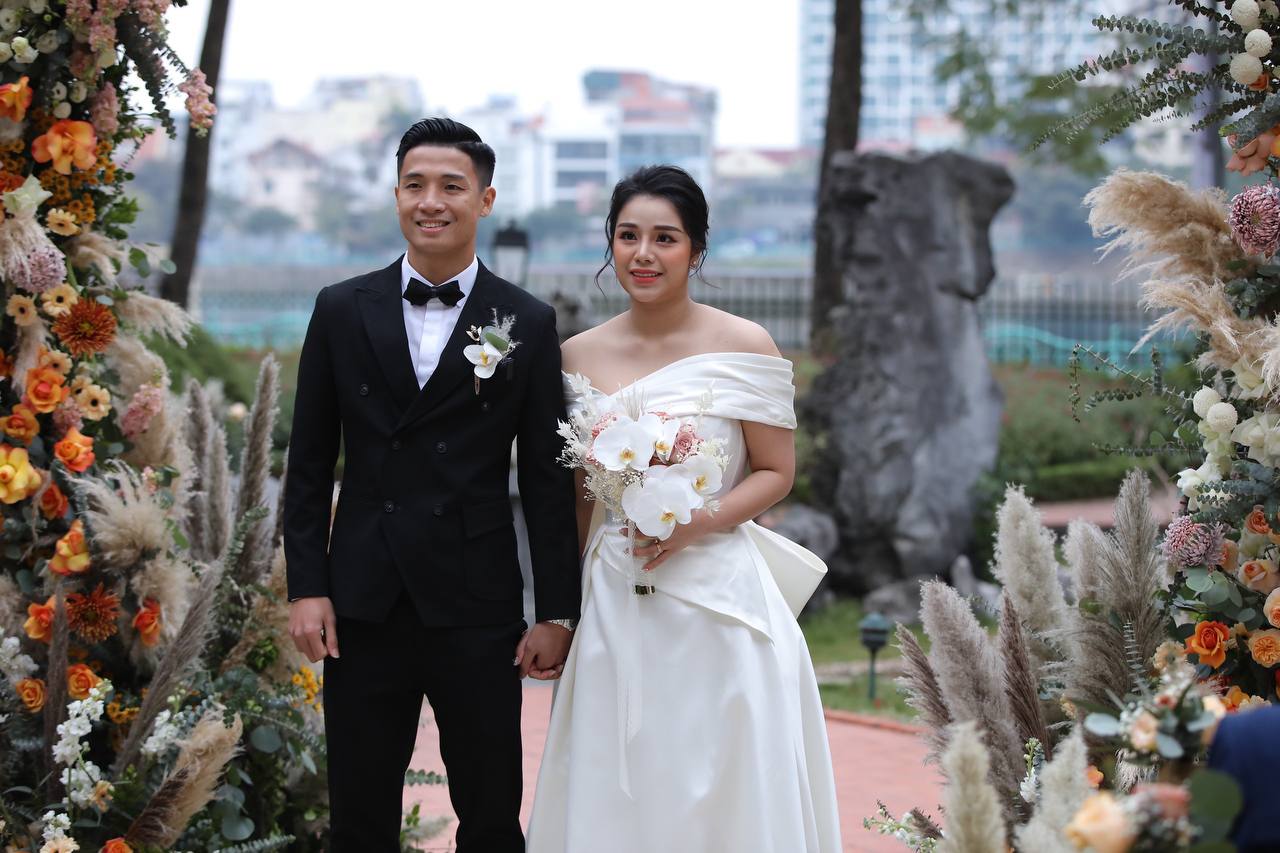 The all-star cast enthusiastically attended Tien Dung's wedding in Hanoi: Ung Hoang Phuc - Chi Dan in a stylish vest, extremely handsome outfit!  Photo 14.