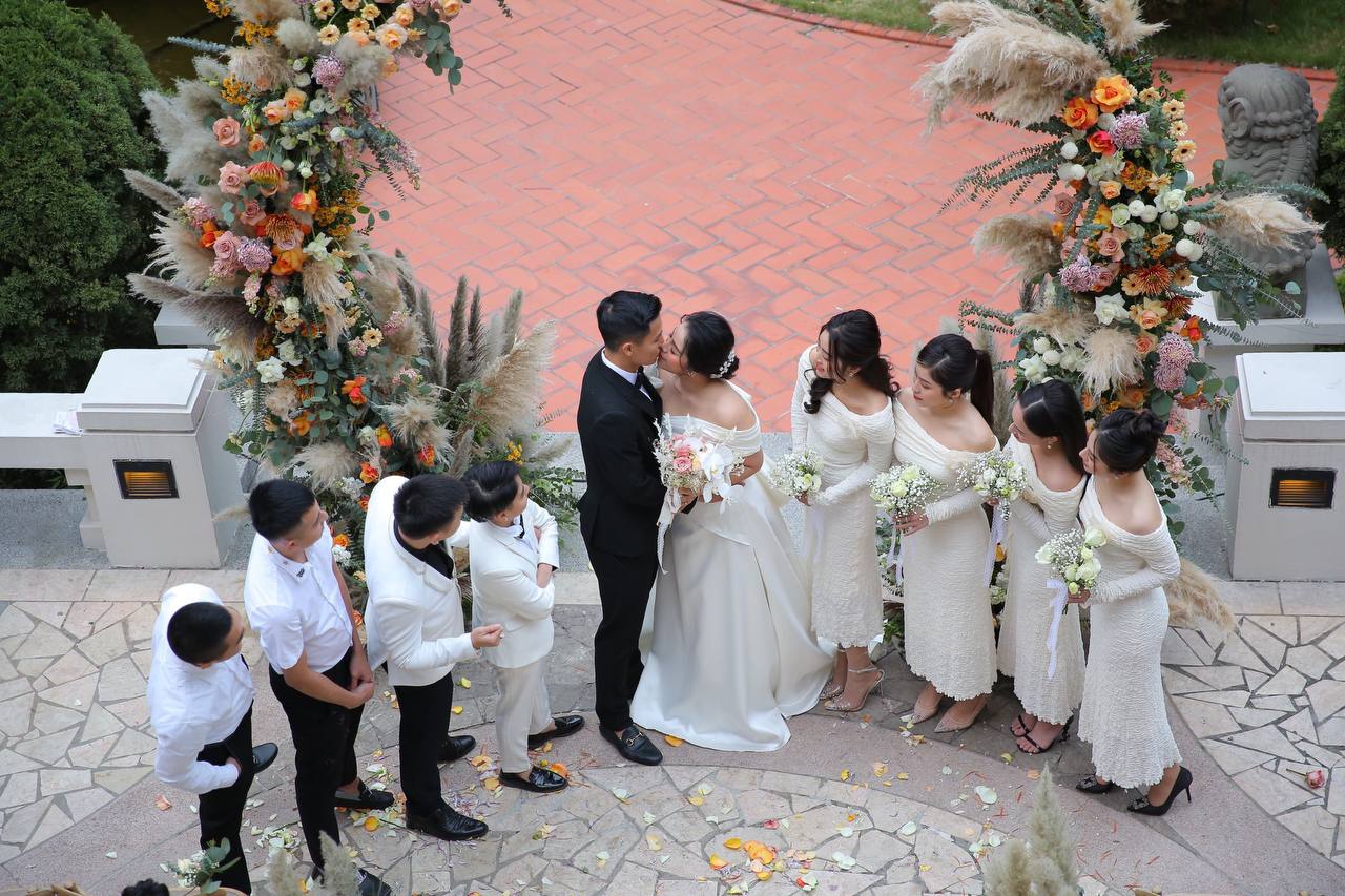 The all-star cast enthusiastically attended Tien Dung's wedding in Hanoi: Ung Hoang Phuc - Chi Dan in a stylish vest, extremely handsome outfit!  Photo 15.