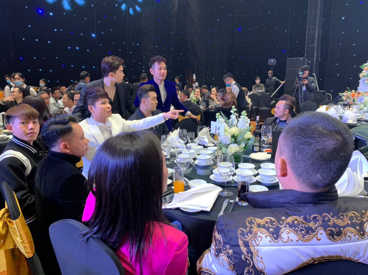 The all-star cast enthusiastically attended Tien Dung's wedding in Hanoi: Ung Hoang Phuc - Chi Dan in a stylish vest, extremely handsome outfit!  Photo 12.