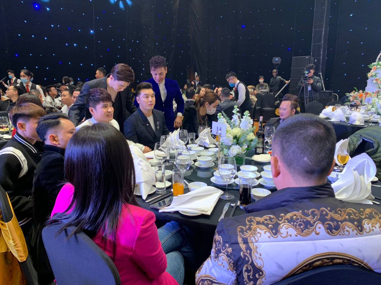 The all-star cast enthusiastically attended Tien Dung's wedding in Hanoi: Ung Hoang Phuc - Chi Dan in a stylish vest, extremely handsome outfit!  Photo 10.