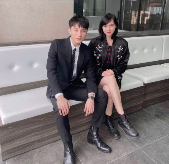 Hải T&uacute; - Kay Trần c&ugrave;ng c&oacute; 1 h&agrave;nh động đều tăm tắp khi Chủ tịch Sơn T&ugrave;ng bước v&agrave;o sự kiện - Ảnh 9.