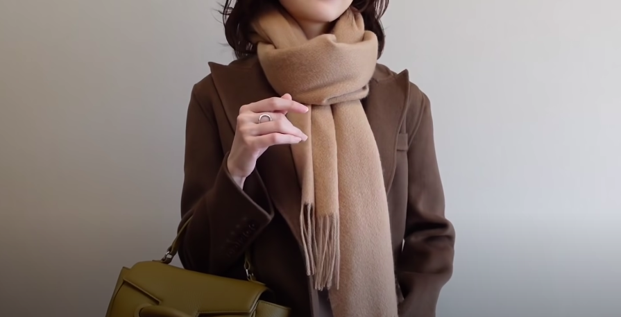 5 kiểu qu&agrave;ng khăn chuẩn style H&agrave;n Quốc: Kh&ocirc;ng chỉ ấm &aacute;p, sang chảnh m&agrave; c&ograve;n hack chiều cao t&agrave;i t&igrave;nh - Ảnh 1.