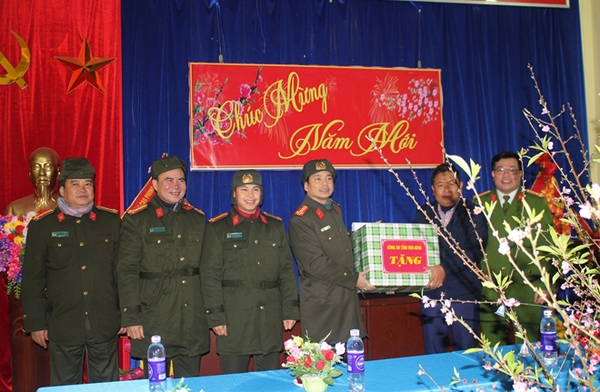 C&ocirc;ng an tỉnh thăm, ch&uacute;c Tết đồng b&agrave;o d&acirc;n tộc M&ocirc;ng - Ảnh 1.