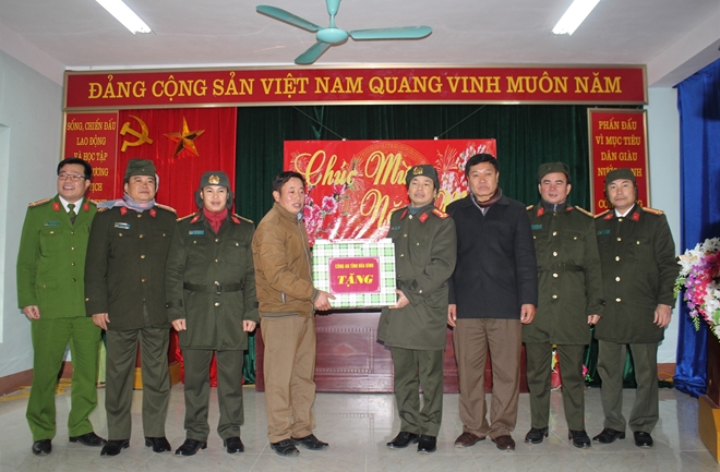 C&ocirc;ng an tỉnh thăm, ch&uacute;c Tết đồng b&agrave;o d&acirc;n tộc M&ocirc;ng - Ảnh 2.